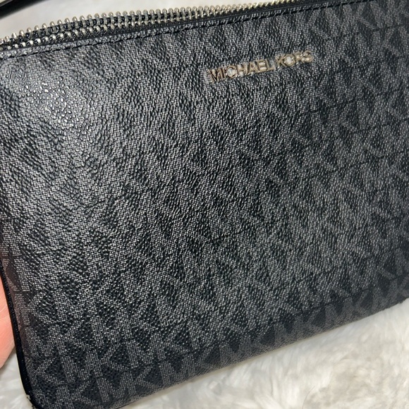 Michael Kors Black Jet Set Crossbody Bag - Picture 4 of 16